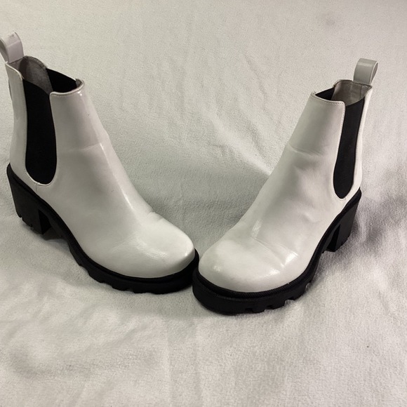 Steve Madden Shoes - Steve Madden Amulet White Chunky Lug Sole Chelsea Boots Womens 7M AMUL01S1